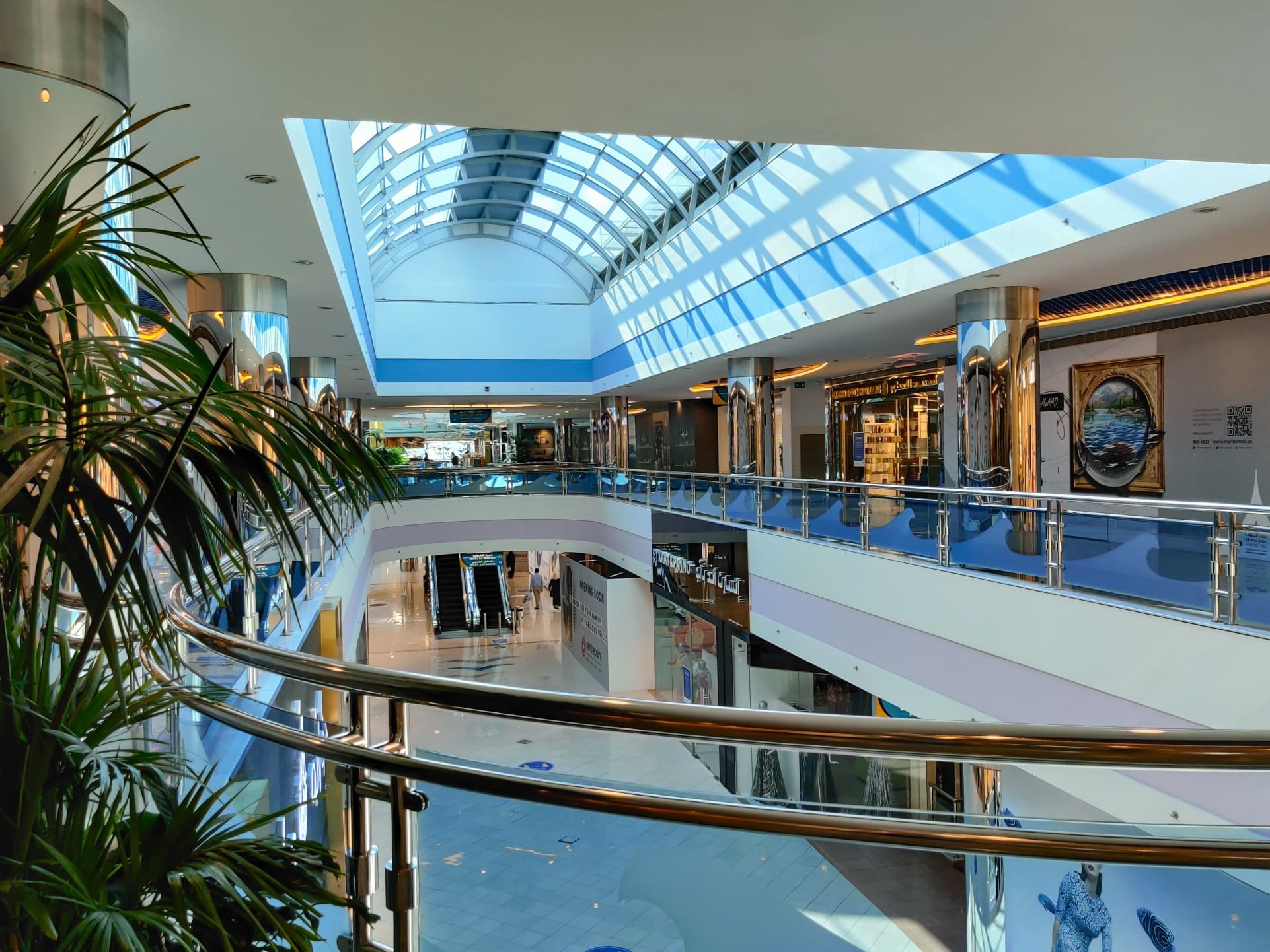 modern-mall-interior-with-natural-light-marina-mall-abu-dhabi-a-famous-attraction-in-the-uae_t20_b6J1ym(1)